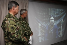 Představitelé kolumbijské armády sledují video povstalců z FARC.